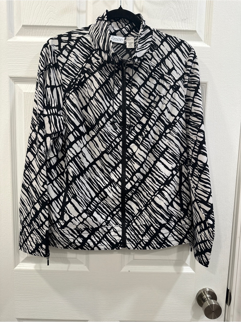 Chicos zenergy black and white printed light weight FULL zip jacket size 1 /M